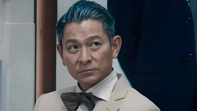 71岁成龙头发花白！谢贤交代后事张纪中出了车祸还得养家…慢慢老去的他们让人泪目