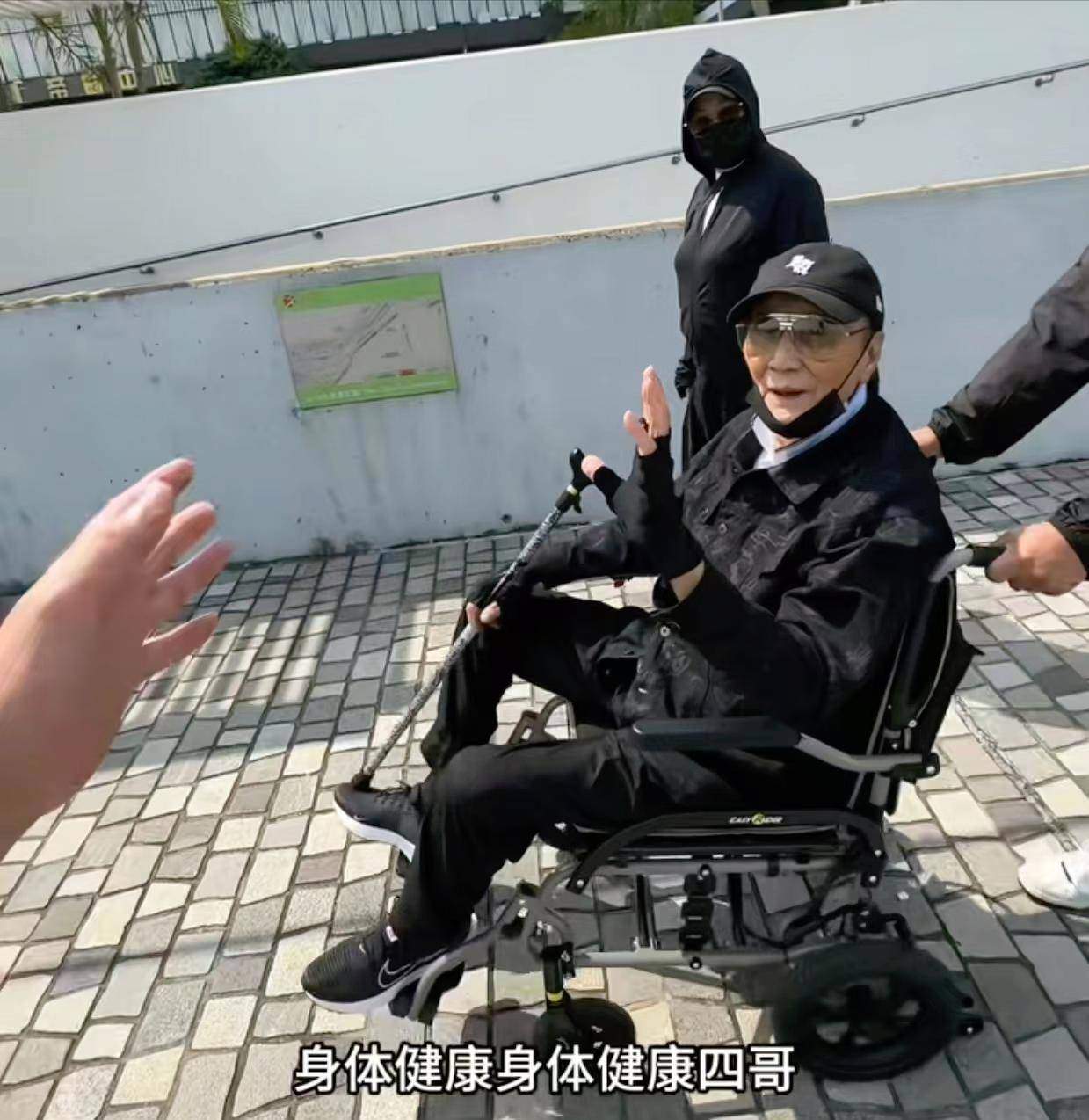 71岁成龙头发花白！谢贤交代后事张纪中出了车祸还得养家…慢慢老去的他们让人泪目
