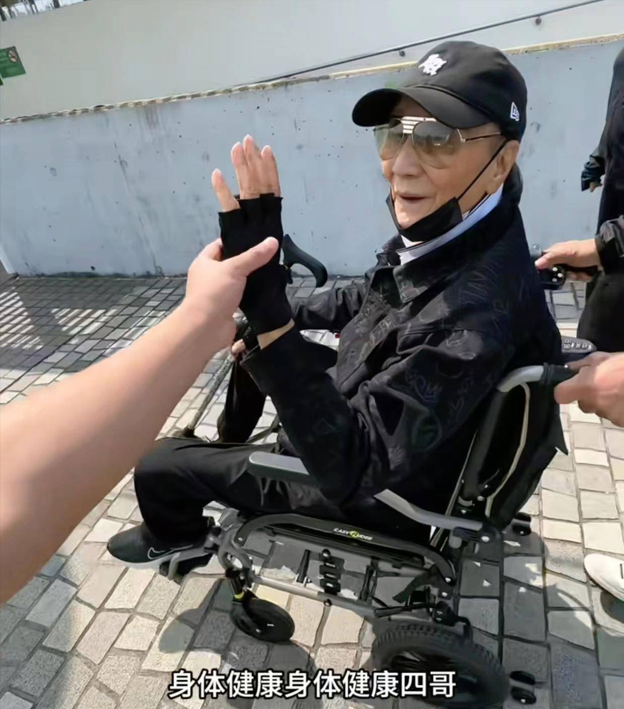 71岁成龙头发花白！谢贤交代后事张纪中出了车祸还得养家…慢慢老去的他们让人泪目