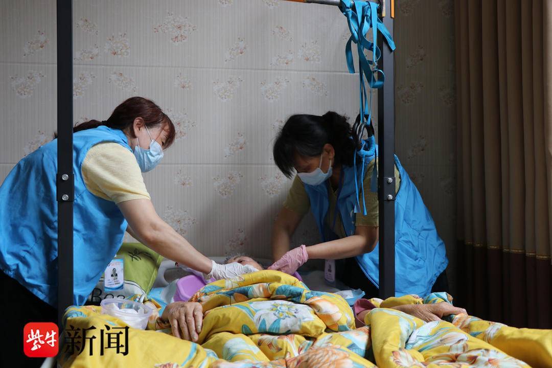 32岁的脑瘫女儿与75岁的瘫痪婆婆同享长护险镇江长护险“兜底”全年龄段重度失能人群