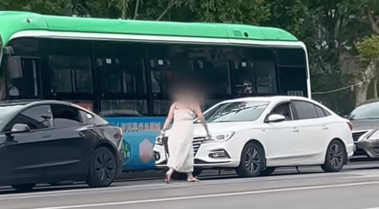 河南一女子路上持械打砸多辆车，最新回应：已被警方控制