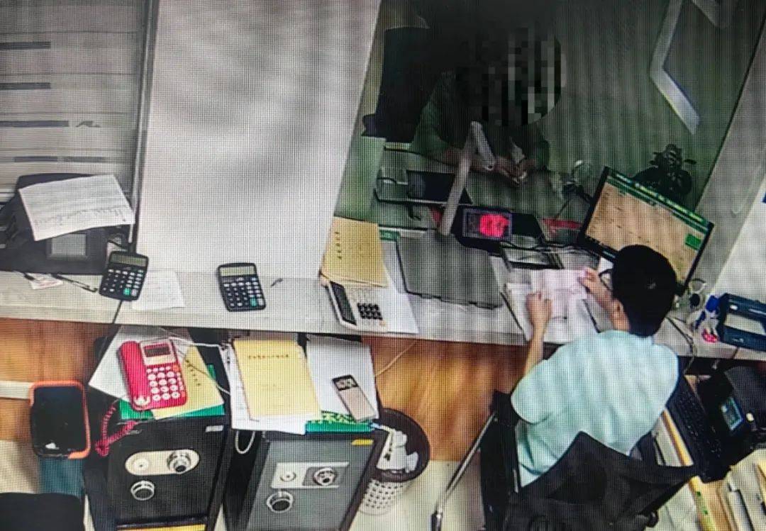 接到“十堰市公安局领导”电话，她15万现金差点没保住……