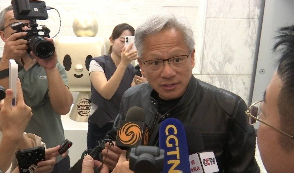 黄仁勋答凤凰记者问：恢复对华销售H20芯片，这是非常非常好的消息