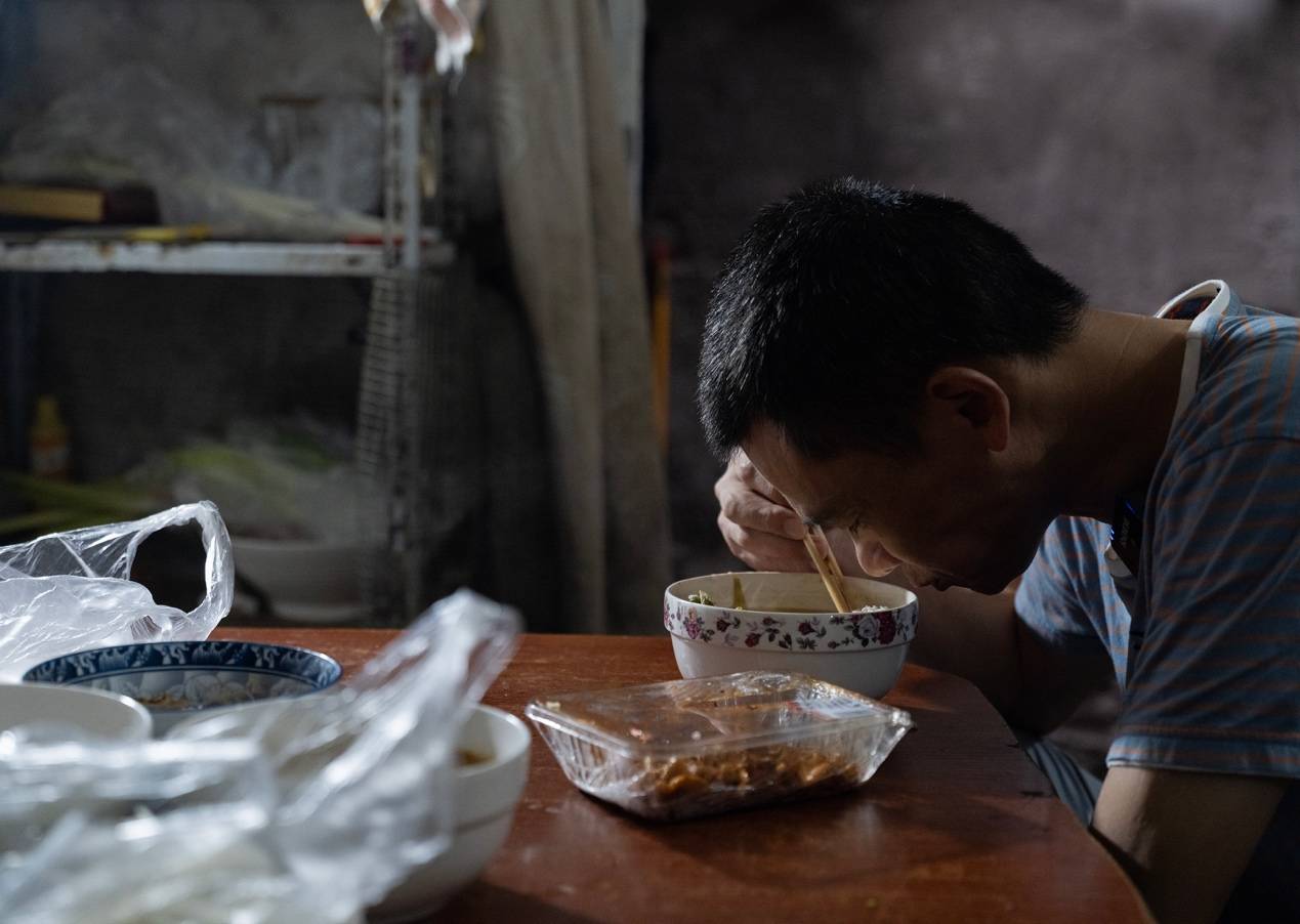 他们挤在8元一晚的旅店 几百人抢一个活