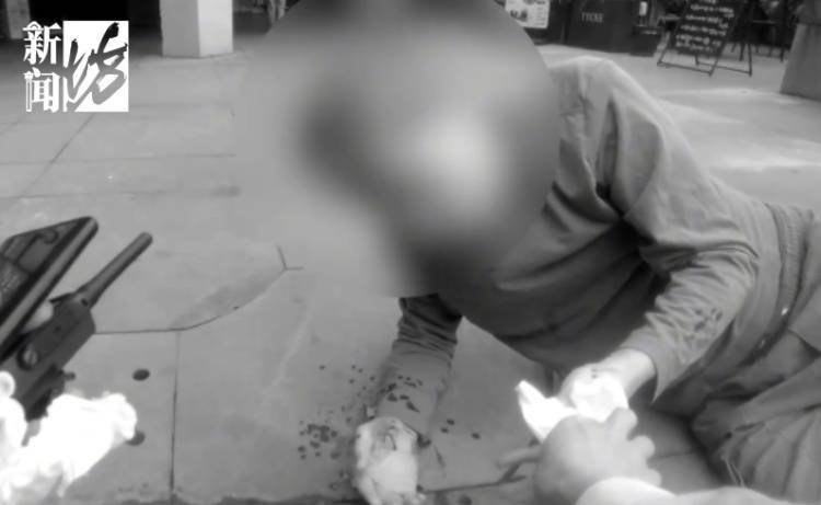 看着都疼!上海一老人跌落数十级台阶,脸着地!“头在流血”