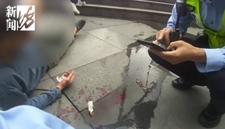 看着都疼!上海一老人跌落数十级台阶,脸着地!“头在流血”