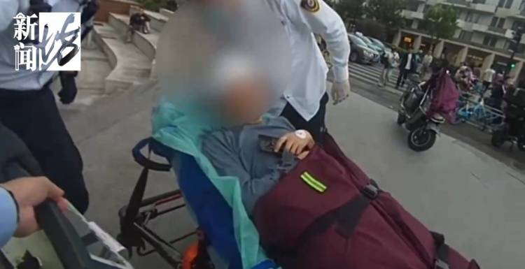 看着都疼!上海一老人跌落数十级台阶,脸着地!“头在流血”