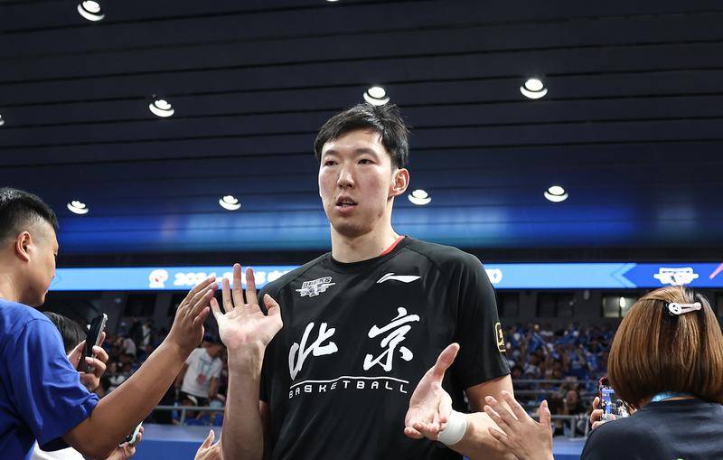 周琦提醒杨瀚森保持心态：美国很多黑人瞧不起我们