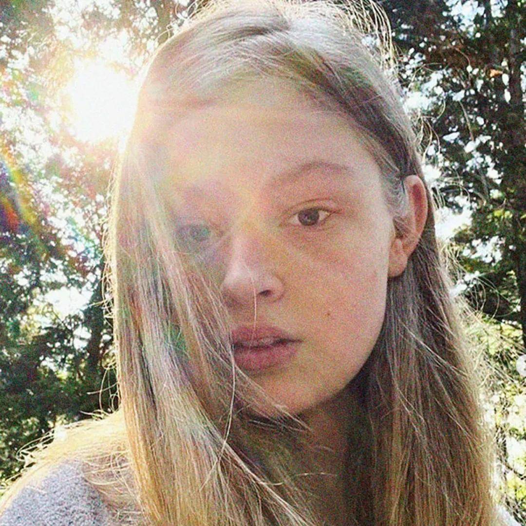 马斯克21岁女儿:改名字、换性别、与父亲决裂后,靠当模特力争经济独立