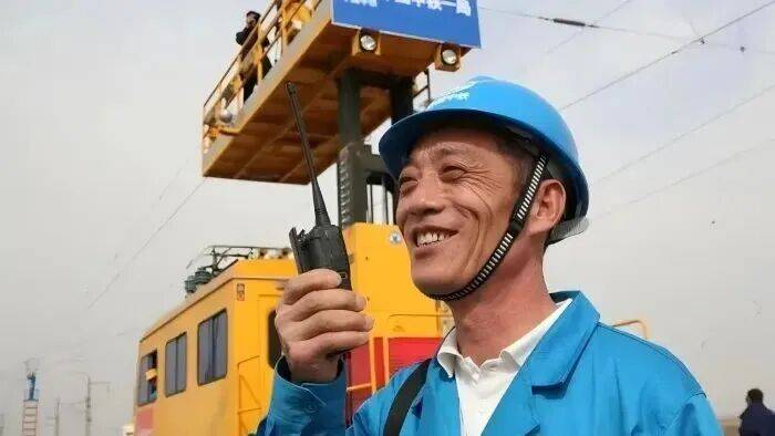 晨读·百年工运人物记 | 窦铁成:自学成才的“工人教授”