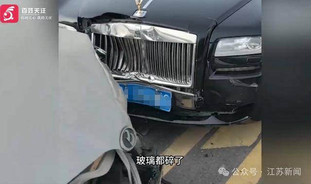 河北一“老头乐”逆行撞上劳斯莱斯,目击者:劳斯莱斯损毁严重,气囊弹出