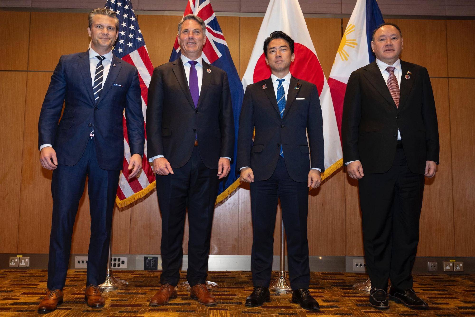 美军再度遭遇耻辱时刻:中国海军6艘战舰包围,815舰插入南海演习